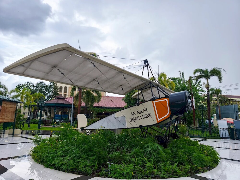 Chiếc máy bay tư nhân đầu tiên của người Việt Nam tại nhà Công tử Bạc Liêu